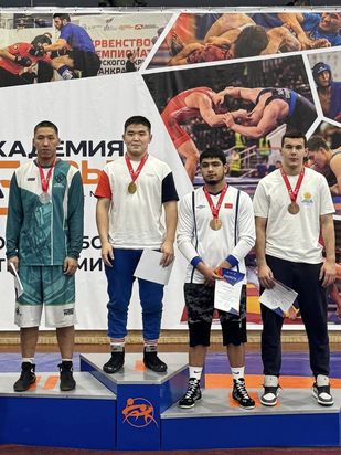 Марлен Мноян завоевал бронзу на первенстве Сибири по вольной борьбе