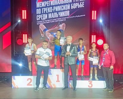 Омские борцы поднялись на пьедестал межрегиональных соревнований в Рубцовске