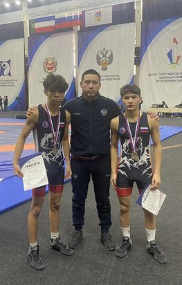 Омские борцы взяли 2 награды на первенстве Сибири среди юношей до 18 лет