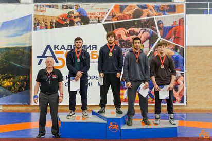 Омские борцы завоевали 4 награды чемпионата Сибири